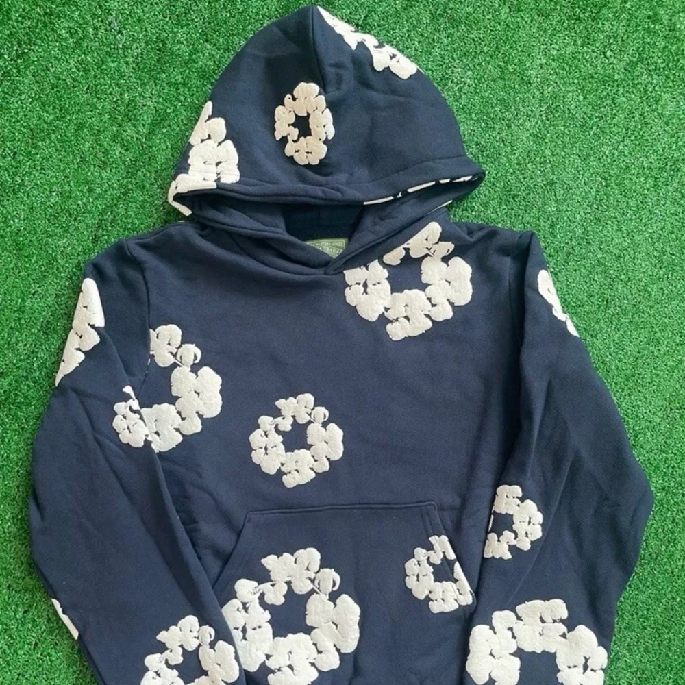 Denim Tears The Cotton Wreath Sweatshirt
Navy Size S-XL AUTHENTIC